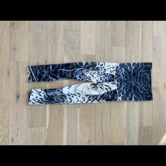Lululemon pattern leggings never worn - Picture 2 of 4
